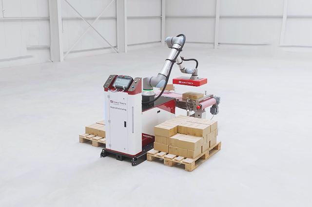 Mit dem Universal Robots Cobot Palettierer von mR MOBILE ROBOTS / DAHL Robotics flexibilisieren Sie Ihre Produktionslogistik.